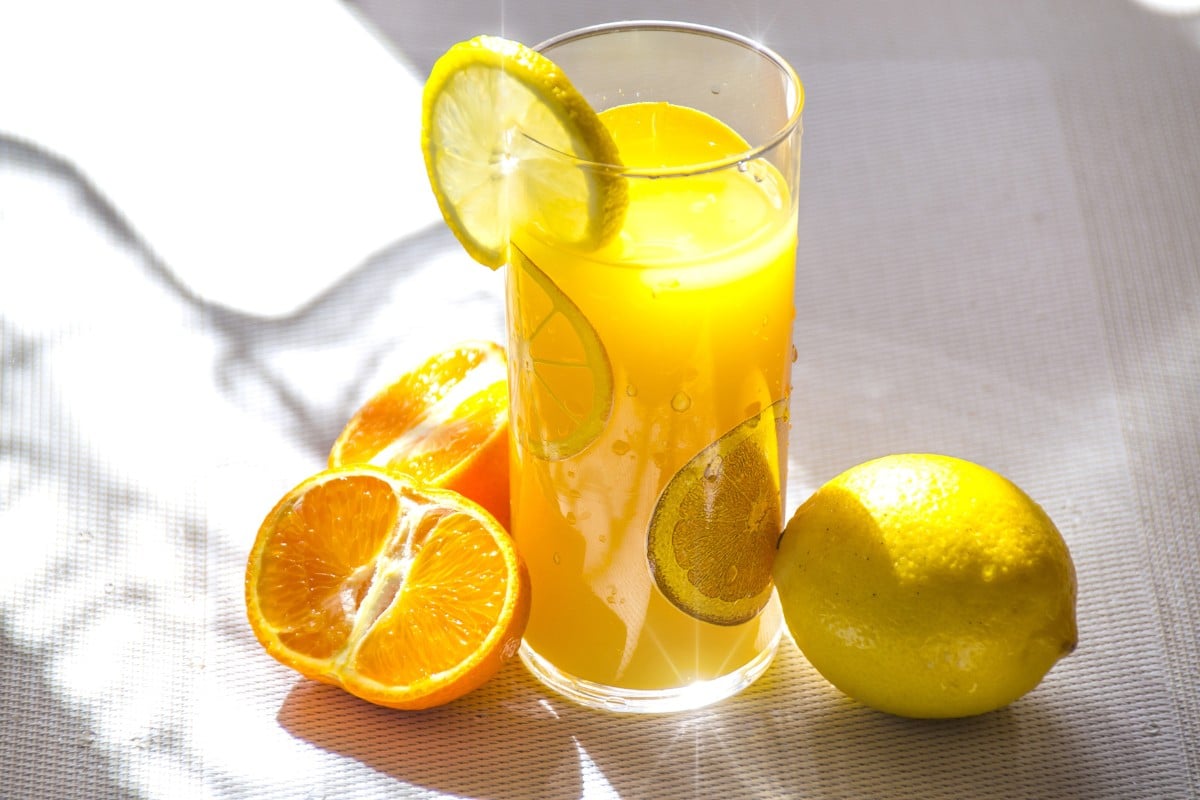 Faut-il boire un jus de citron le matin à jeun ? Cette boisson possède